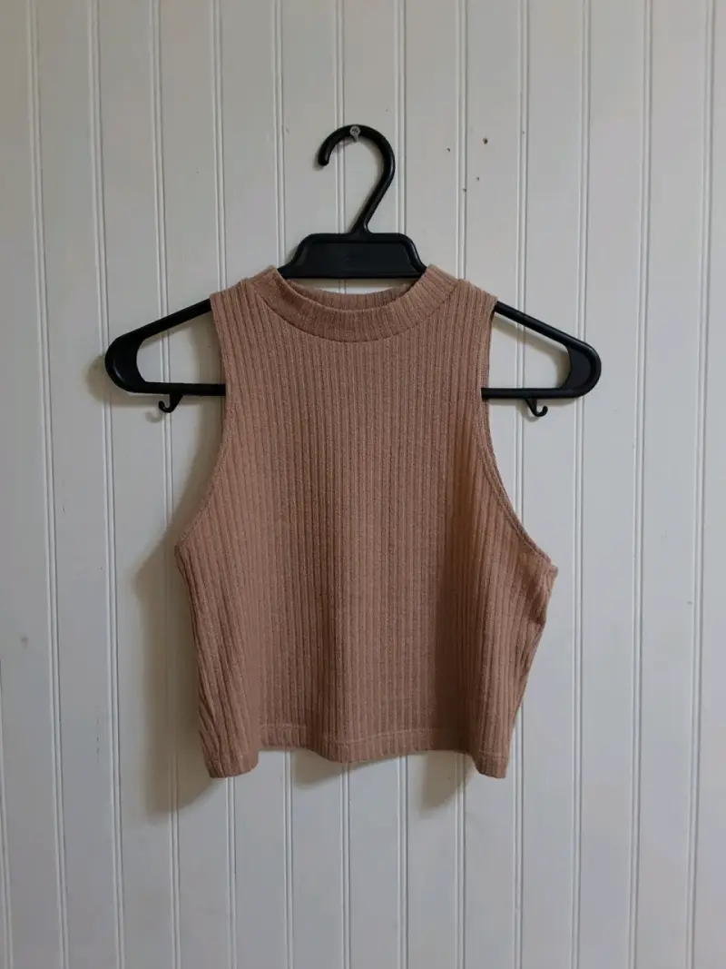 Top sin mangas de canalé color beige