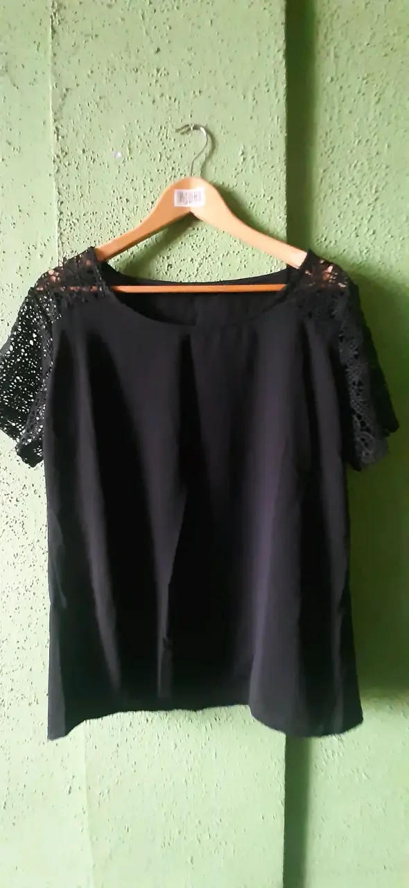 Blusa negra con encaje en mangas - 1