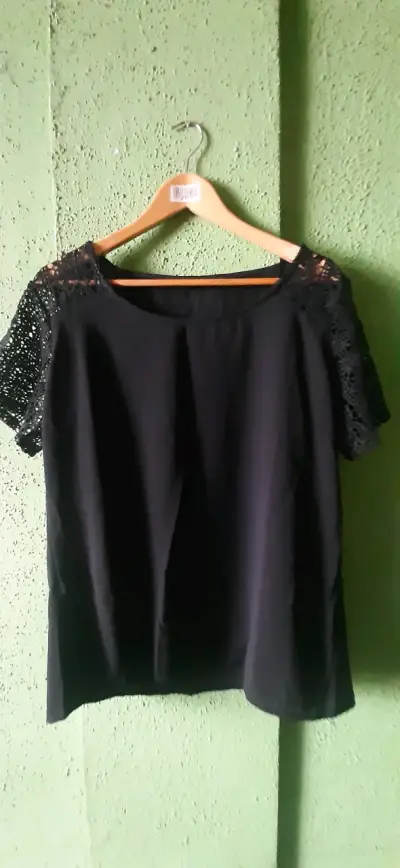 Blusa negra con encaje en mangas - miniatura 1