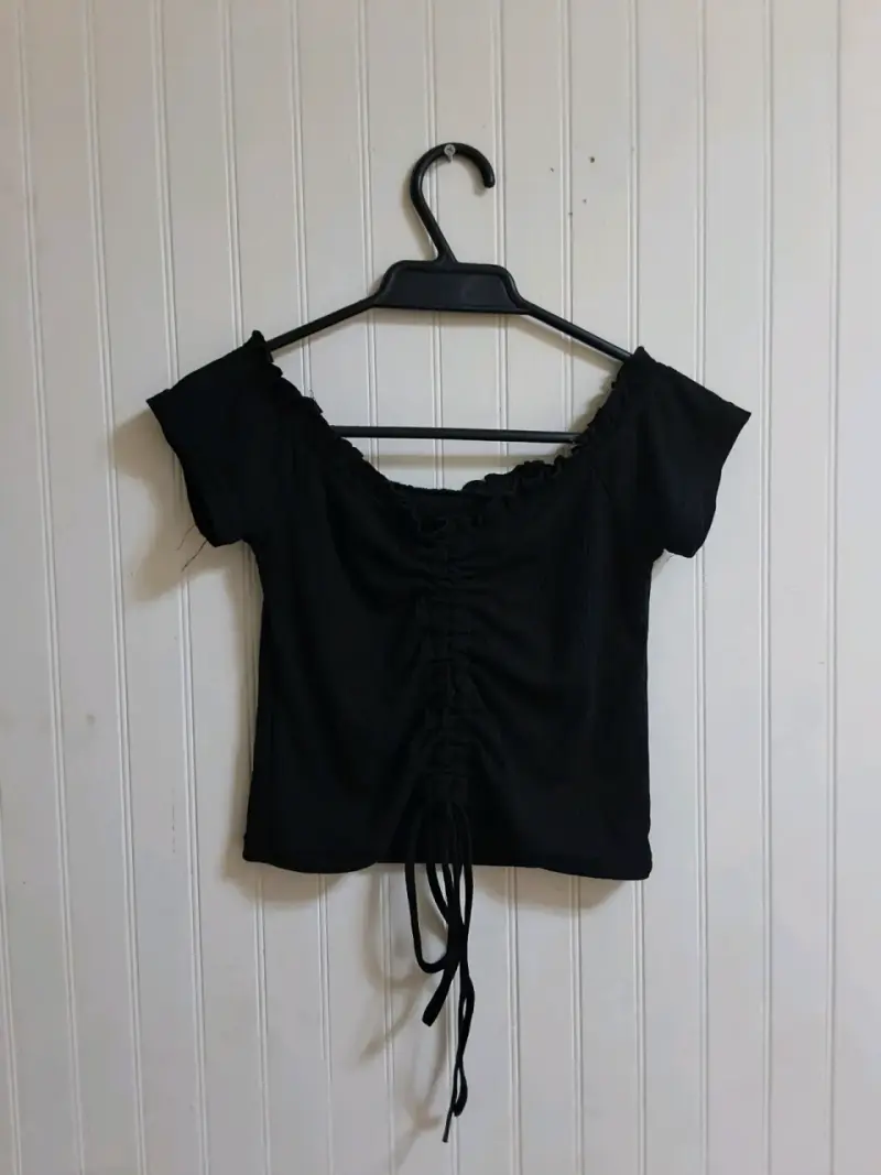 Polera negra con fruncido ajustable