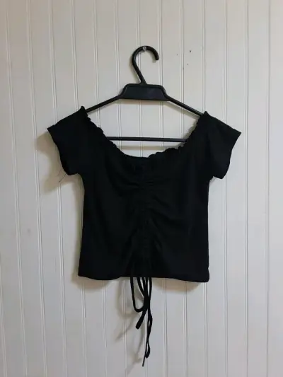 Polera negra con fruncido ajustable - miniatura 1