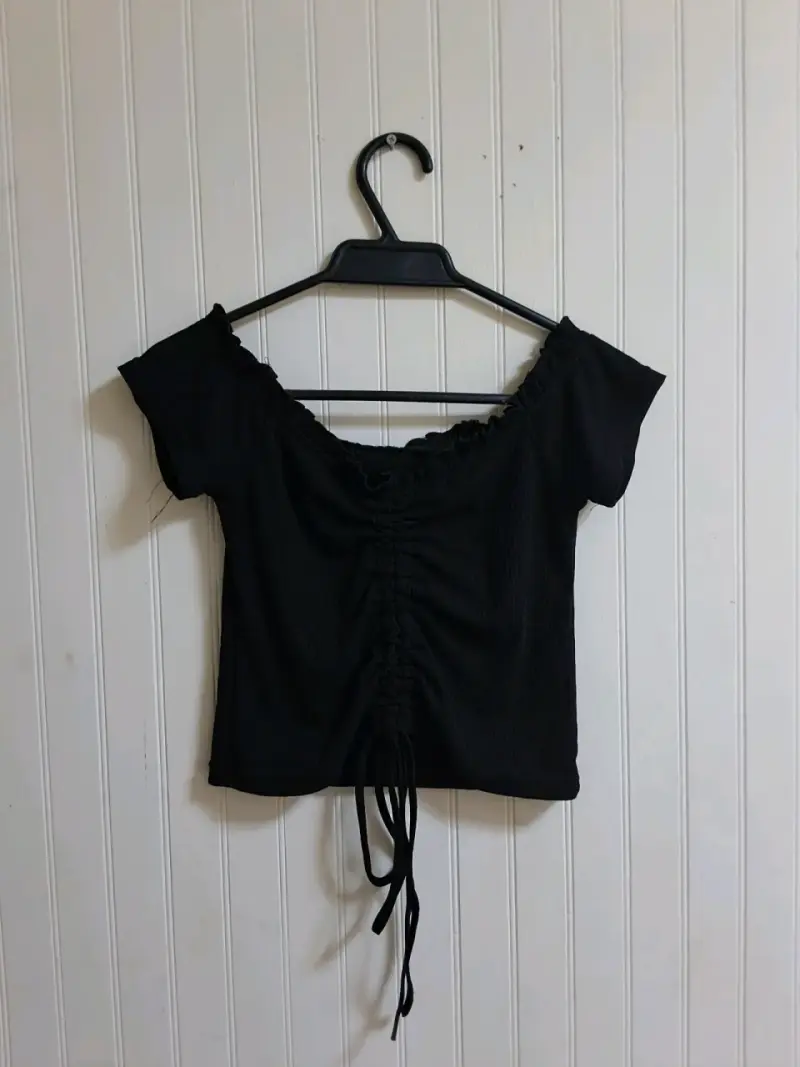 Polera negra con fruncido ajustable - 2