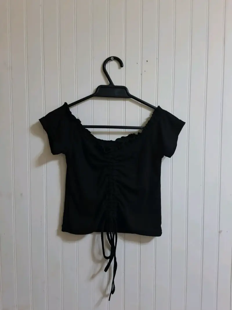 Polera negra con fruncido ajustable - 3