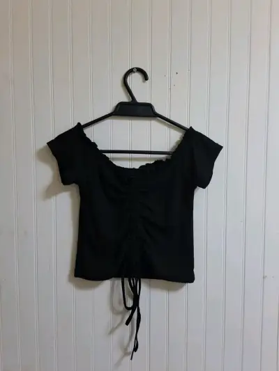 Polera negra con fruncido ajustable - miniatura 3