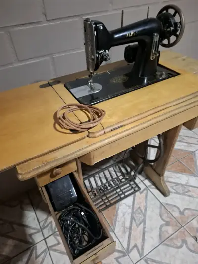 Máquina de Coser Antigua Alpex con Mueble - miniatura 1