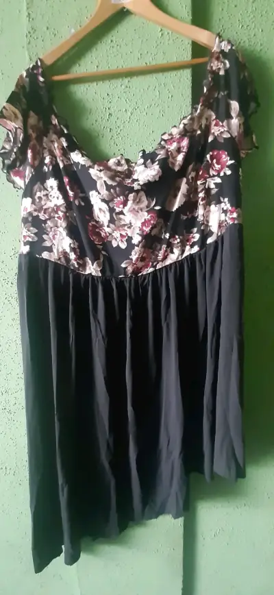 Vestido floral negro con diseño elegante - miniatura 1