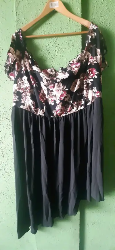 Vestido floral negro con diseño elegante - miniatura 2
