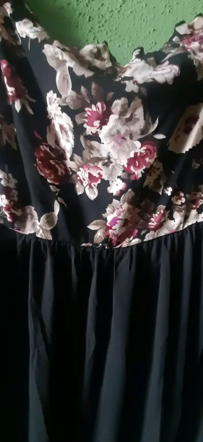 Vestido floral negro con diseño elegante - miniatura 3