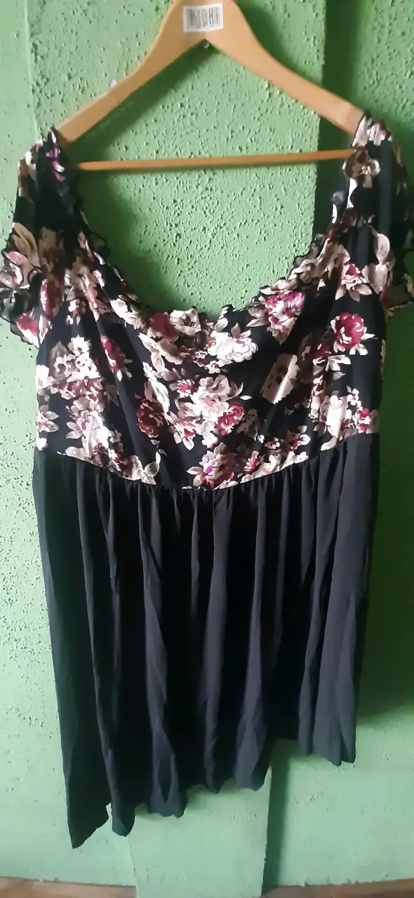 Vestido floral negro con diseño elegante - 4