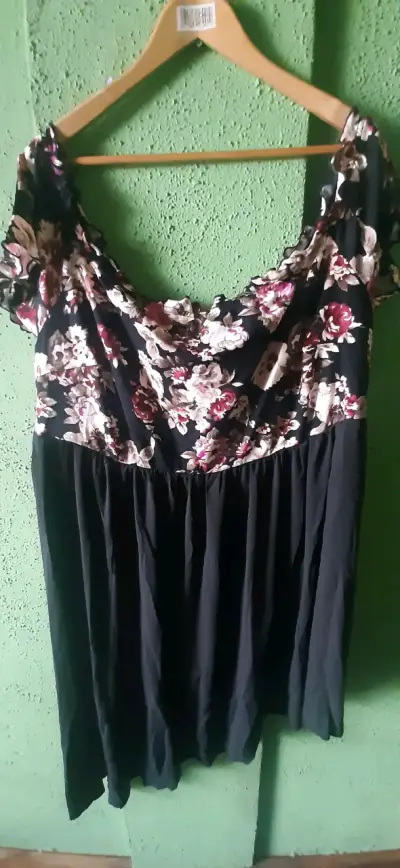 Vestido floral negro con diseño elegante - miniatura 4
