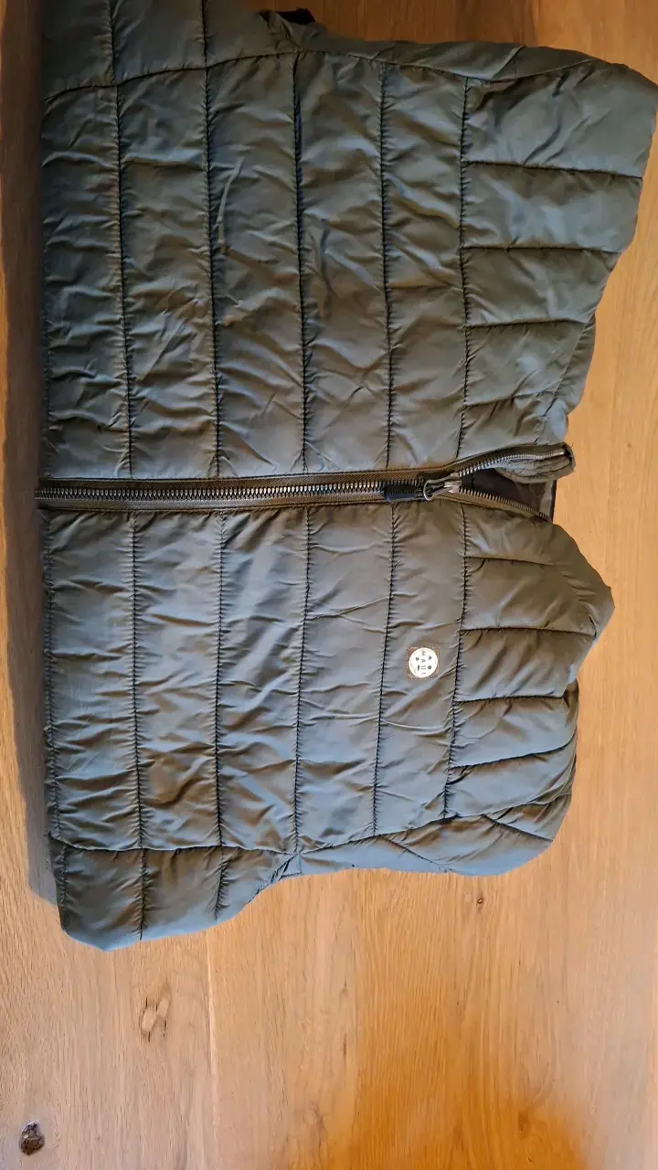 Chaqueta acolchada verde con capucha Maui - 4