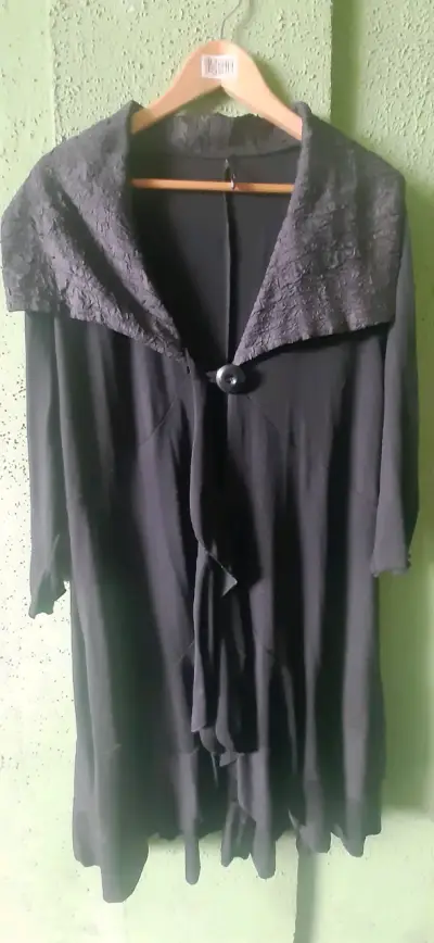 Abrigo negro con cuello texturizado - miniatura 1