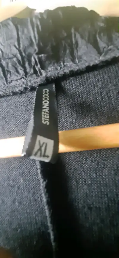 Abrigo negro con cuello texturizado - miniatura 2