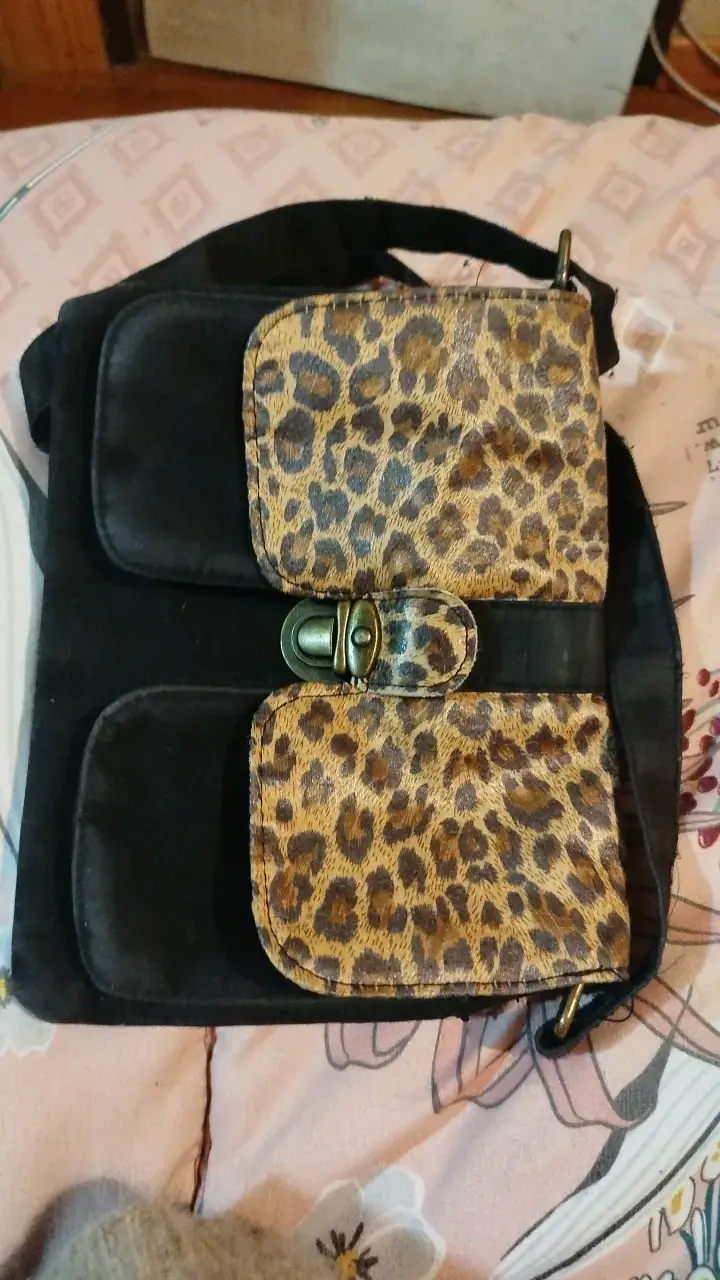 Bolso bandolera negro con estampado leopardo - 1