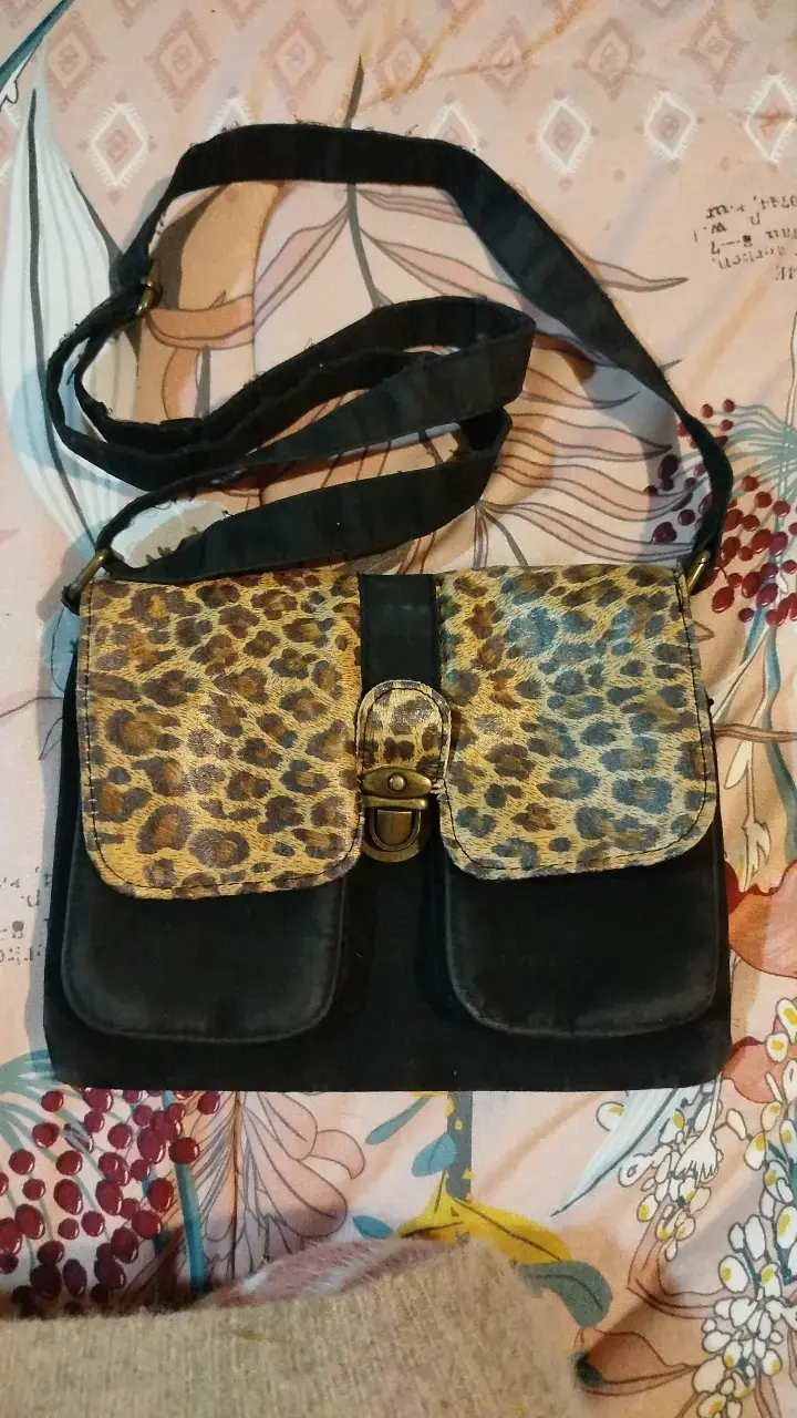 Bolso bandolera negro con estampado leopardo - 2
