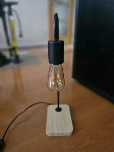 Lámpara de mesa moderna con base de madera - miniatura 1