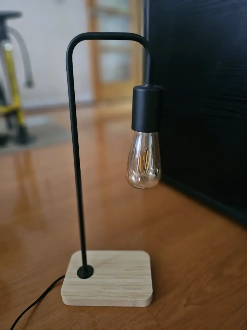 Lámpara de mesa moderna con base de madera - 2