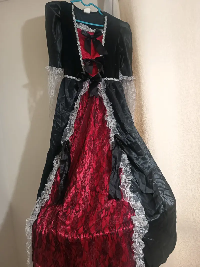 Disfraz de época negro y rojo con encaje - 3