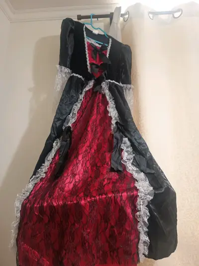 Disfraz de época negro y rojo con encaje - miniatura 5