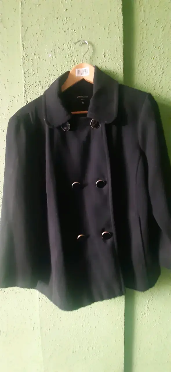 Abrigo negro de lana con botones decorativos - 1
