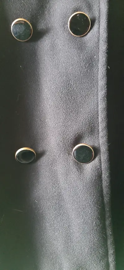 Abrigo negro de lana con botones decorativos - miniatura 2