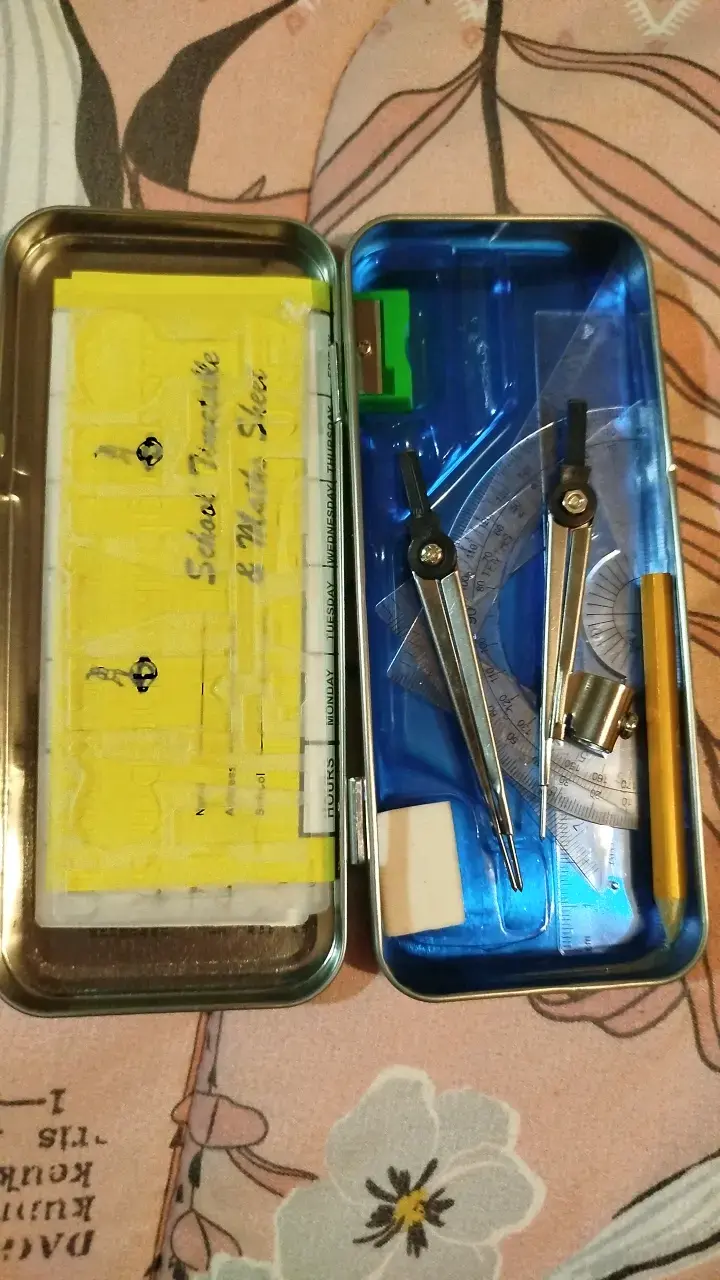 Set de geometría escolar en estuche metálico