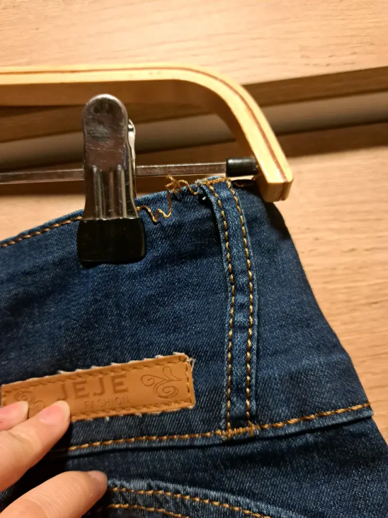 Jeans de Mujer Azul con Detalles Desgastados - 4