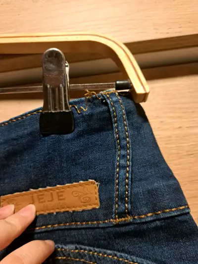 Jeans de Mujer Azul con Detalles Desgastados - miniatura 4