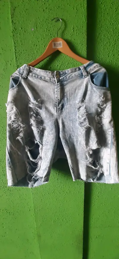 Shorts de mezclilla desgastados Ashley Stewart - miniatura 1