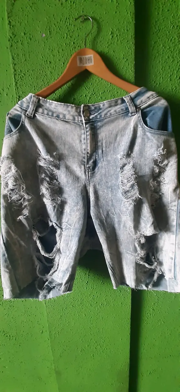 Shorts de mezclilla desgastados Ashley Stewart - 2