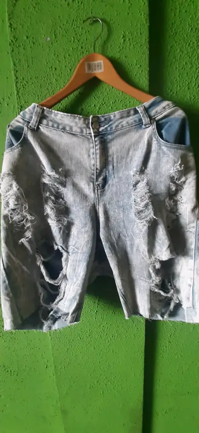 Shorts de mezclilla desgastados Ashley Stewart - miniatura 2