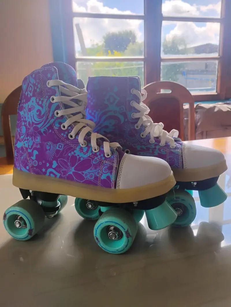 Patines de cuatro ruedas con diseño floral morado - 1
