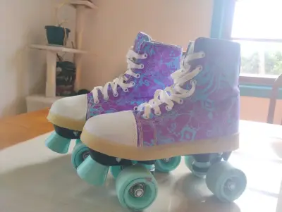 Patines de cuatro ruedas con diseño floral morado - miniatura 2