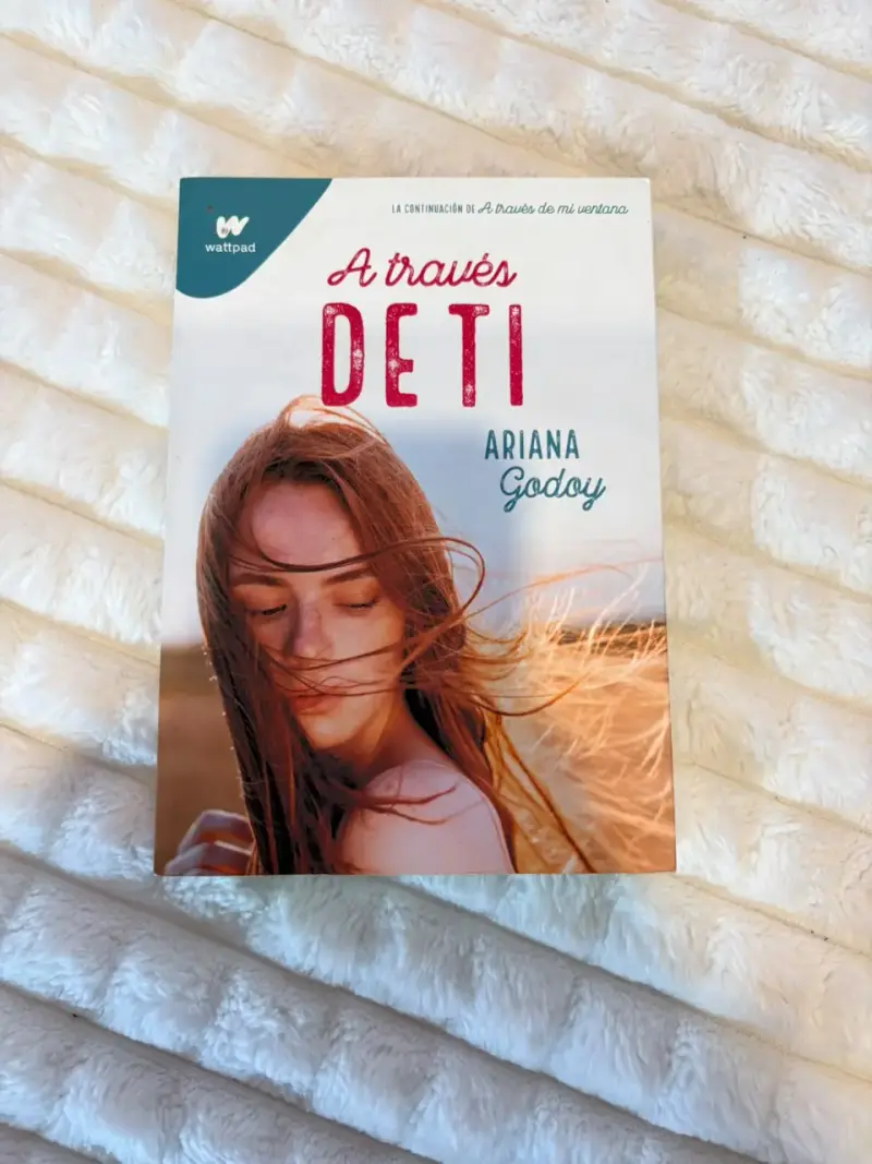 Libro 'A través de ti' de Ariana Godoy