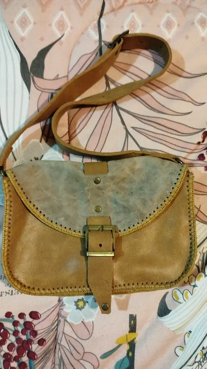 Cartera de cuero vintage con hebilla