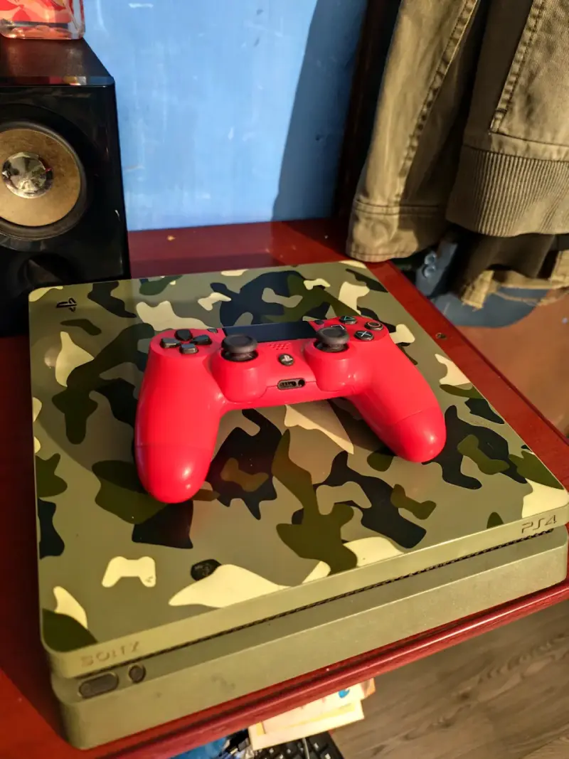Consola PS4 Edición Camuflaje con Control y Ju - 1