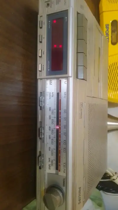 Radio reloj despertador Philips con casetera - miniatura 1