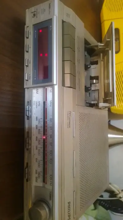 Radio reloj despertador Philips con casetera - miniatura 2