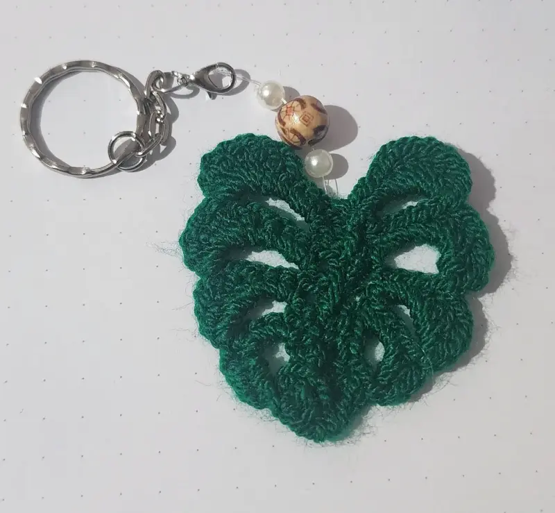 Llavero de crochet hoja verde con abalorios