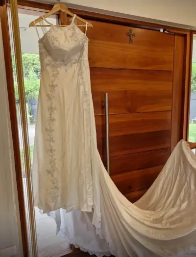 Vestido de novia de SEDA blanco con encaje y cola - miniatura 1