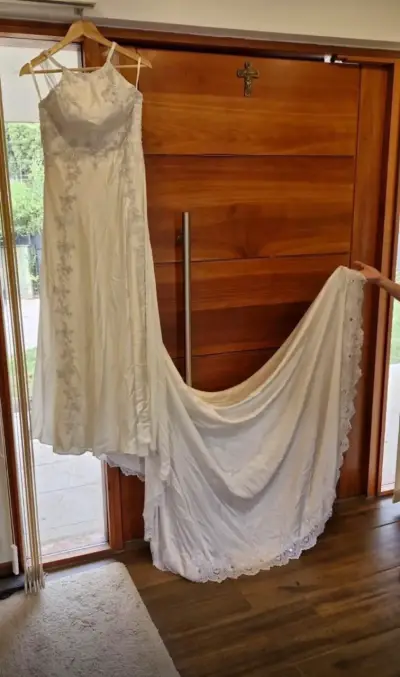 Vestido de novia de SEDA blanco con encaje y cola - miniatura 2