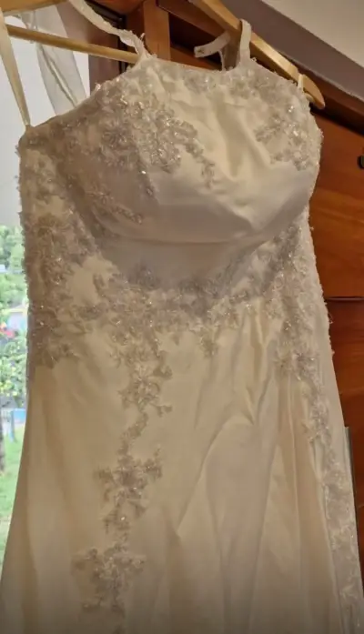 Vestido de novia de SEDA blanco con encaje y cola - miniatura 3