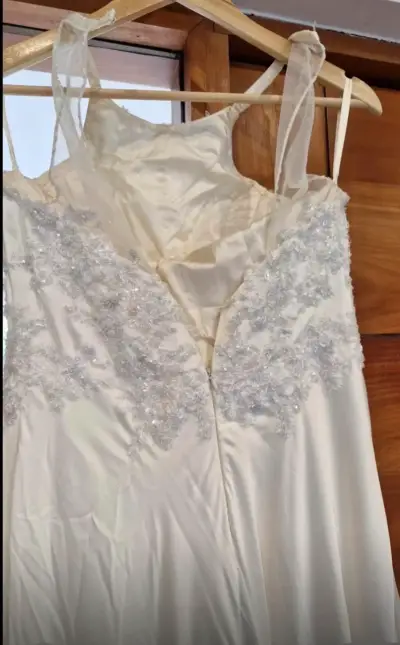 Vestido de novia de SEDA blanco con encaje y cola - miniatura 5