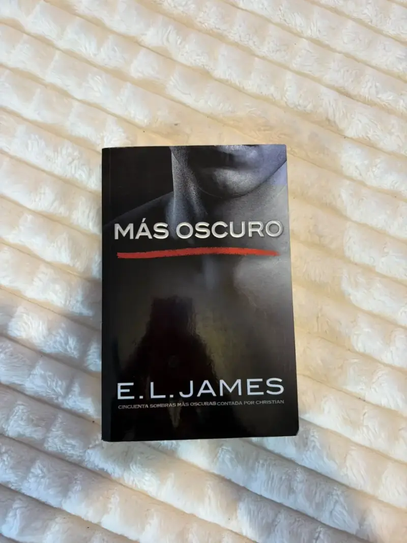 Libro 'Más Oscuro' de E.L. James en buen estado