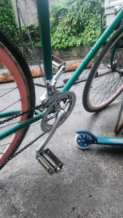 Bicicleta urbana verde con llantas rosadas - miniatura 4
