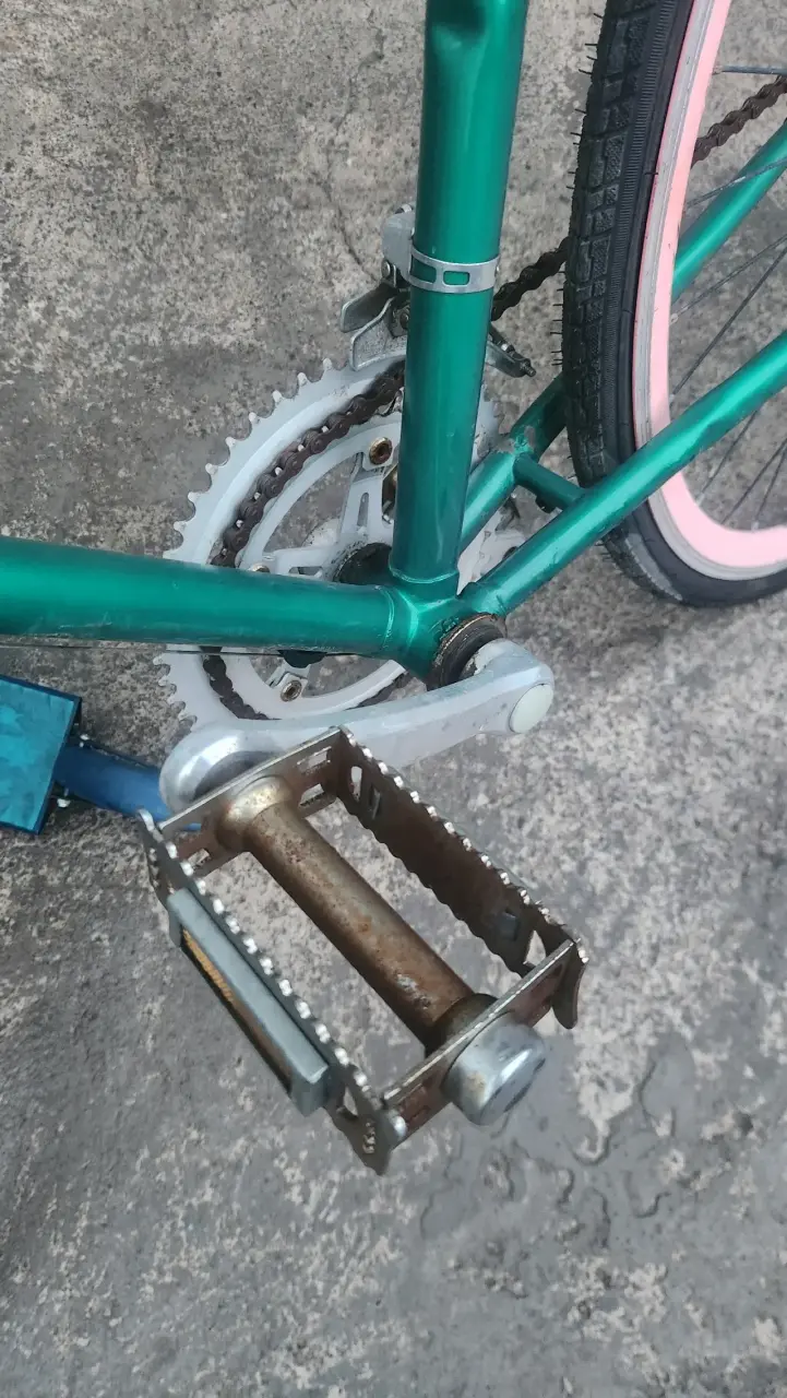 Bicicleta urbana verde con llantas rosadas - 6