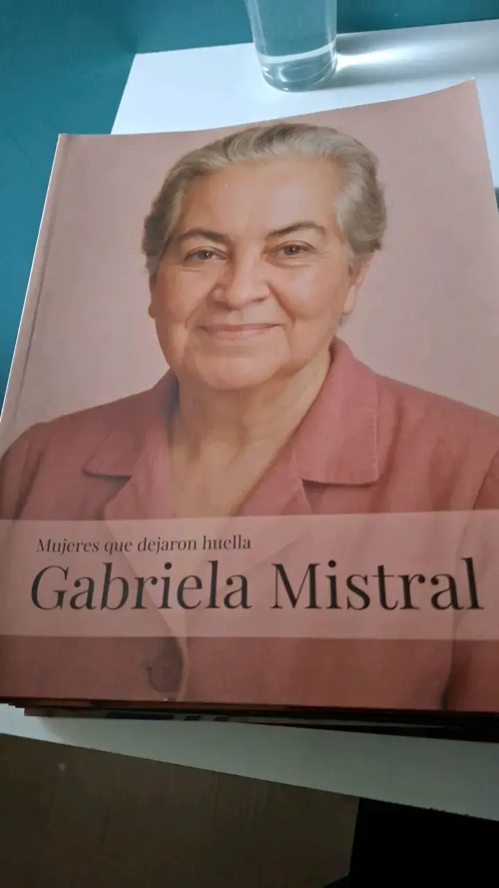 Libro Mujeres que Dejaron Huella Gabriela Mistral - 1