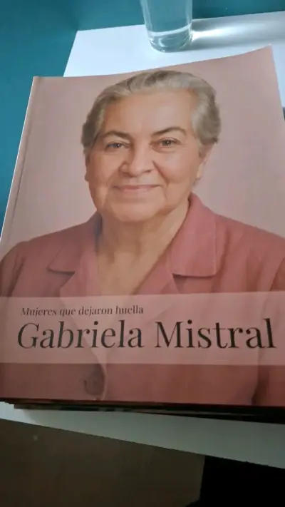 Libro Mujeres que Dejaron Huella Gabriela Mistral - miniatura 1