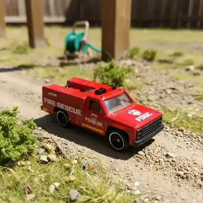 Camioneta Bomberos SERIE BATMAN Hot Wheels - miniatura 2
