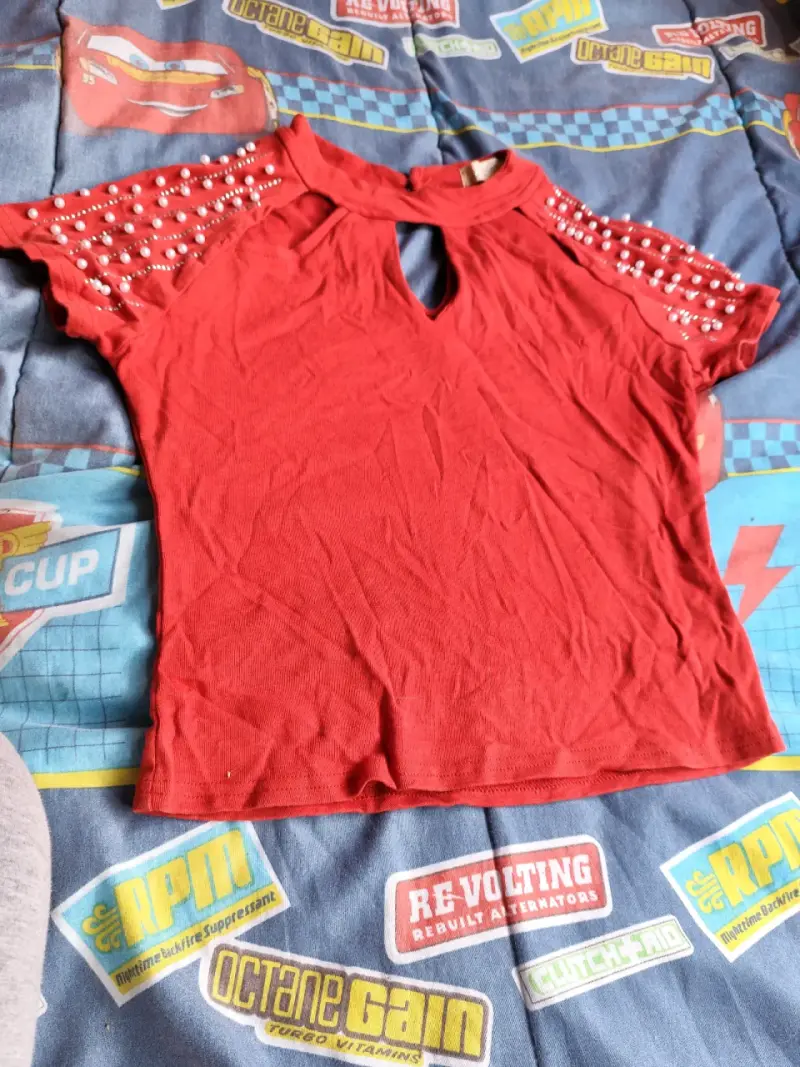 Polera roja con perlas en las mangas